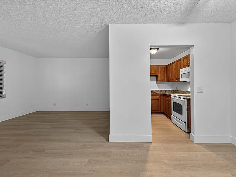 2201 NE 36th St #105 — Photo 6