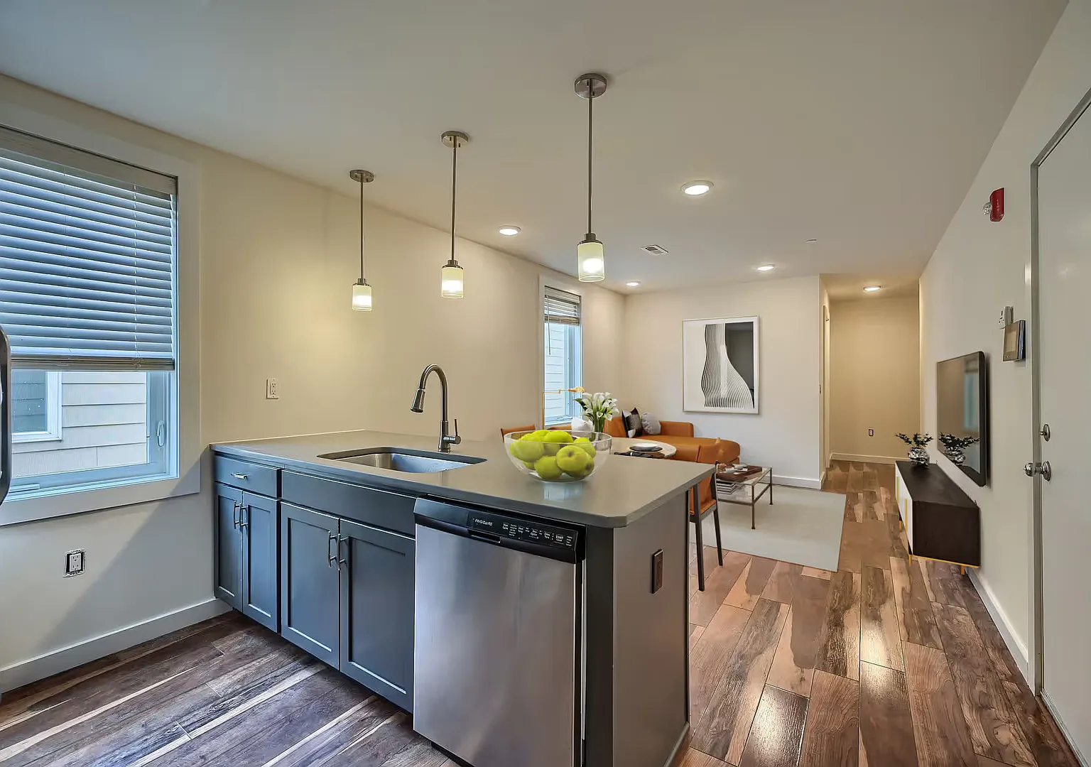 Bright 2 Bed / 2 Bath with On Site Reserved Parking Option — Photo 1