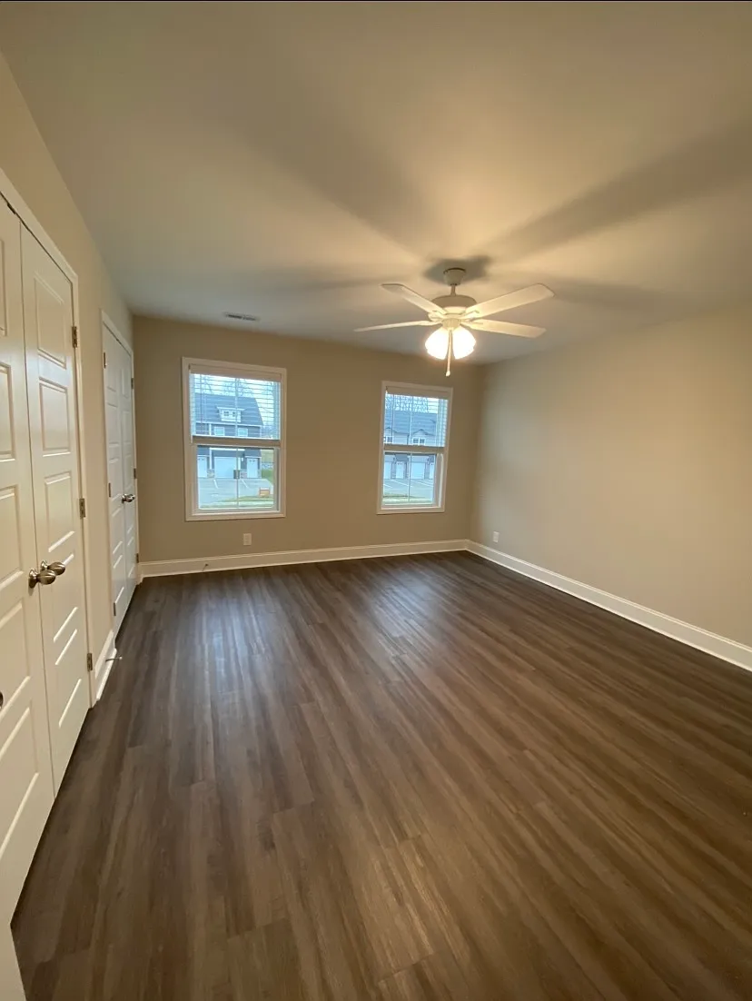 1027 Glenkirk Drive - D — Photo 2