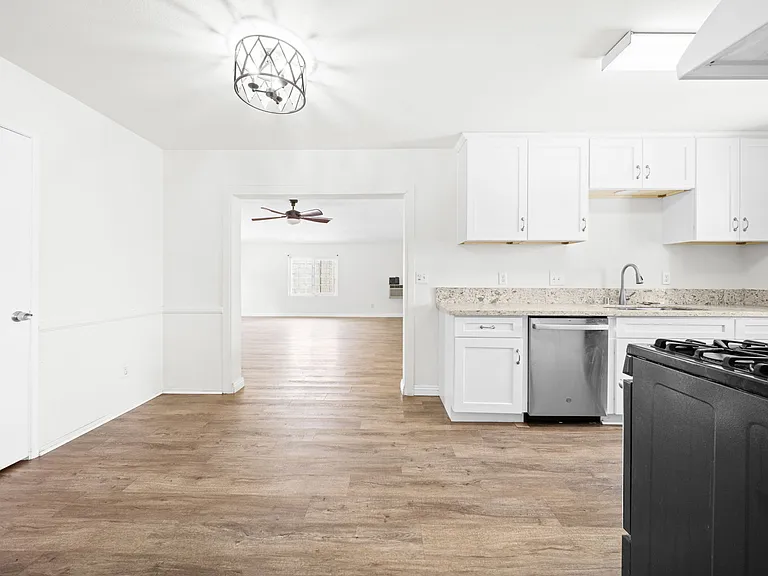 7608 Hyssop Dr — Photo 10