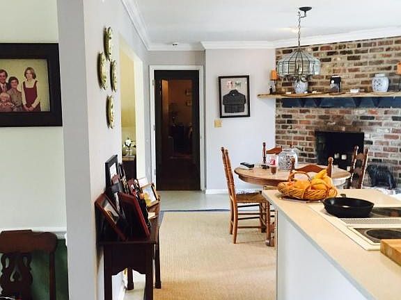 eat in kitchen w/ island