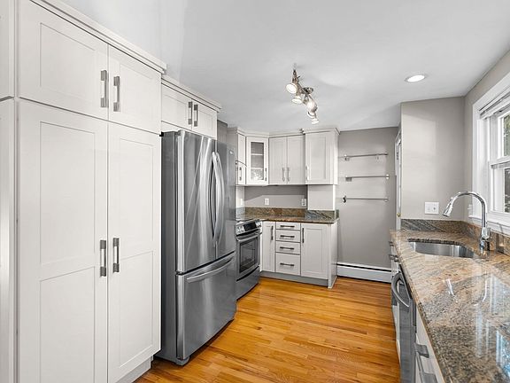 5th image of 53 Dickson Ave