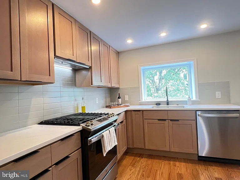 4735 Sheldon St — Photo 9