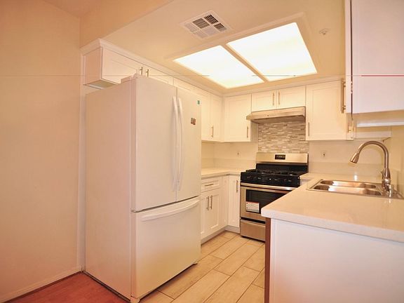 5th image of 347 W Stocker St Unit 202