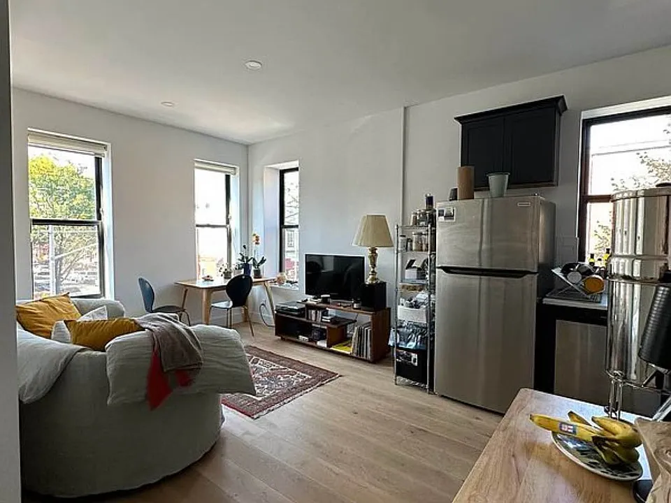 551 Seneca Ave #3B