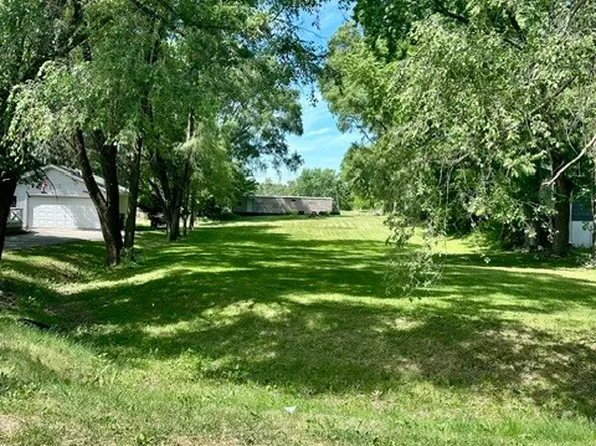1229 Lakewood Dr, Somonauk, IL 60552