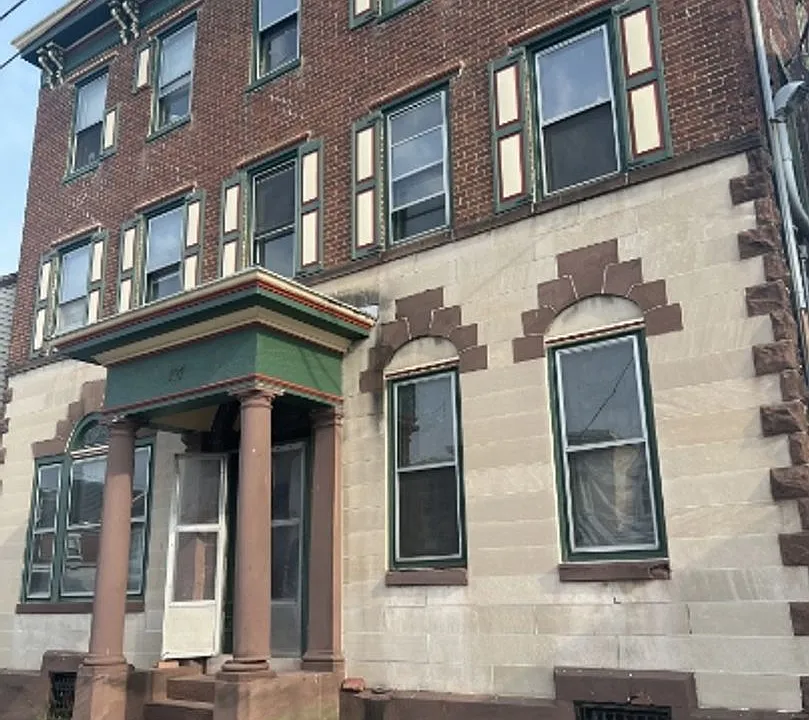 107-109 E Main St
