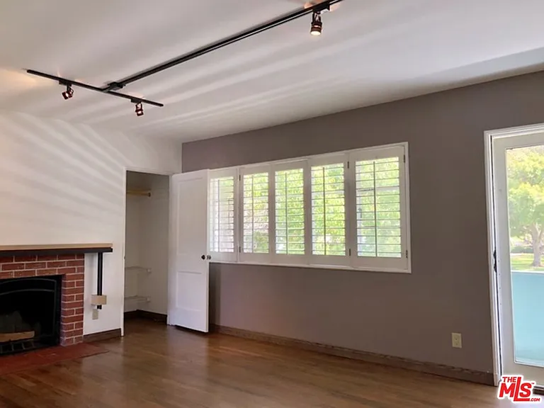 5249 1/2 Village Grn — Photo 5