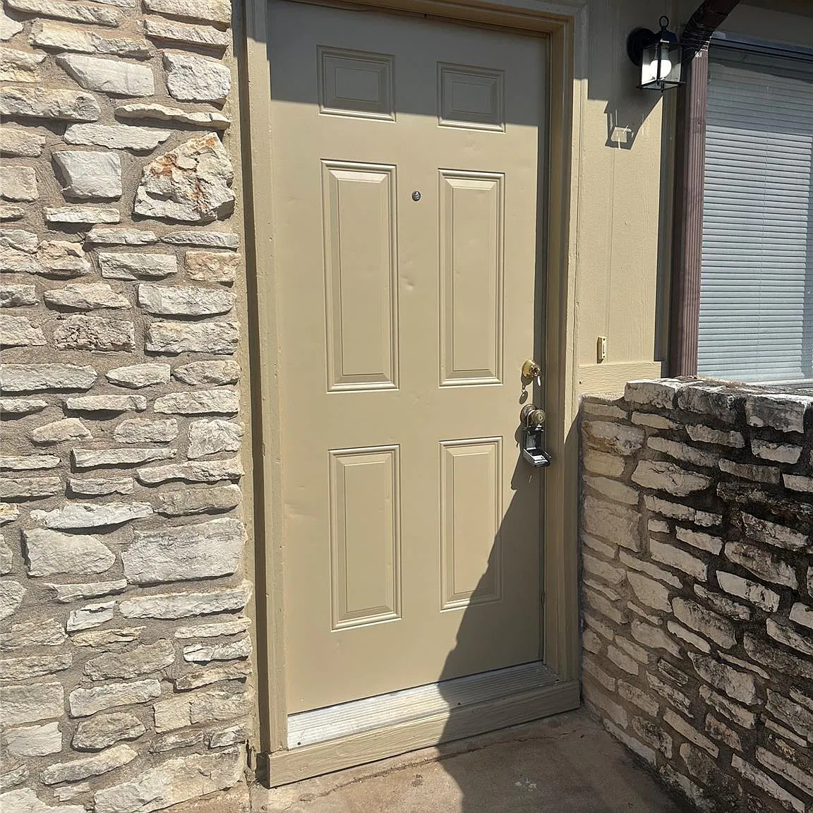 3 bed, 2.0 bath, 968 sqft, $1,395 — Photo 2