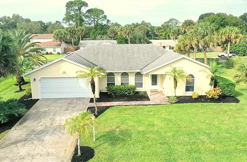 745 38th Ct