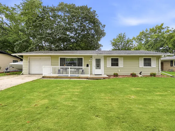 16 Greenbriar Rd, Montgomery, IL 60538