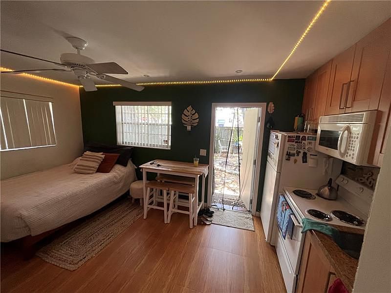 1st image of 713 SE 18th St APT 3