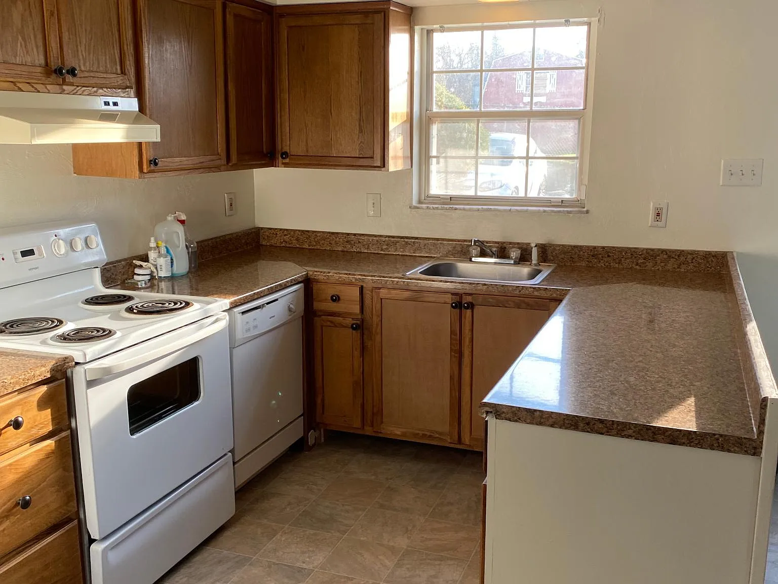 3 bed, 1000 sqft, $1,050 — Photo 2