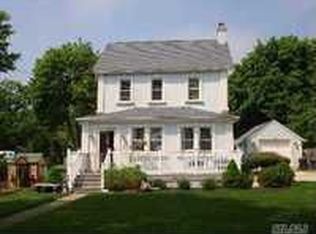 35 Maiden Ln, Patchogue, NY 11772