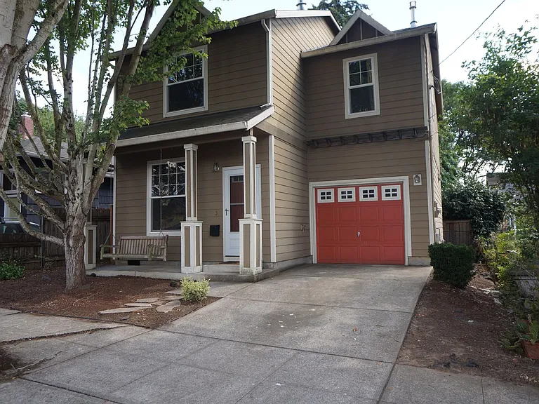 3822 SE Schiller St — Photo 2