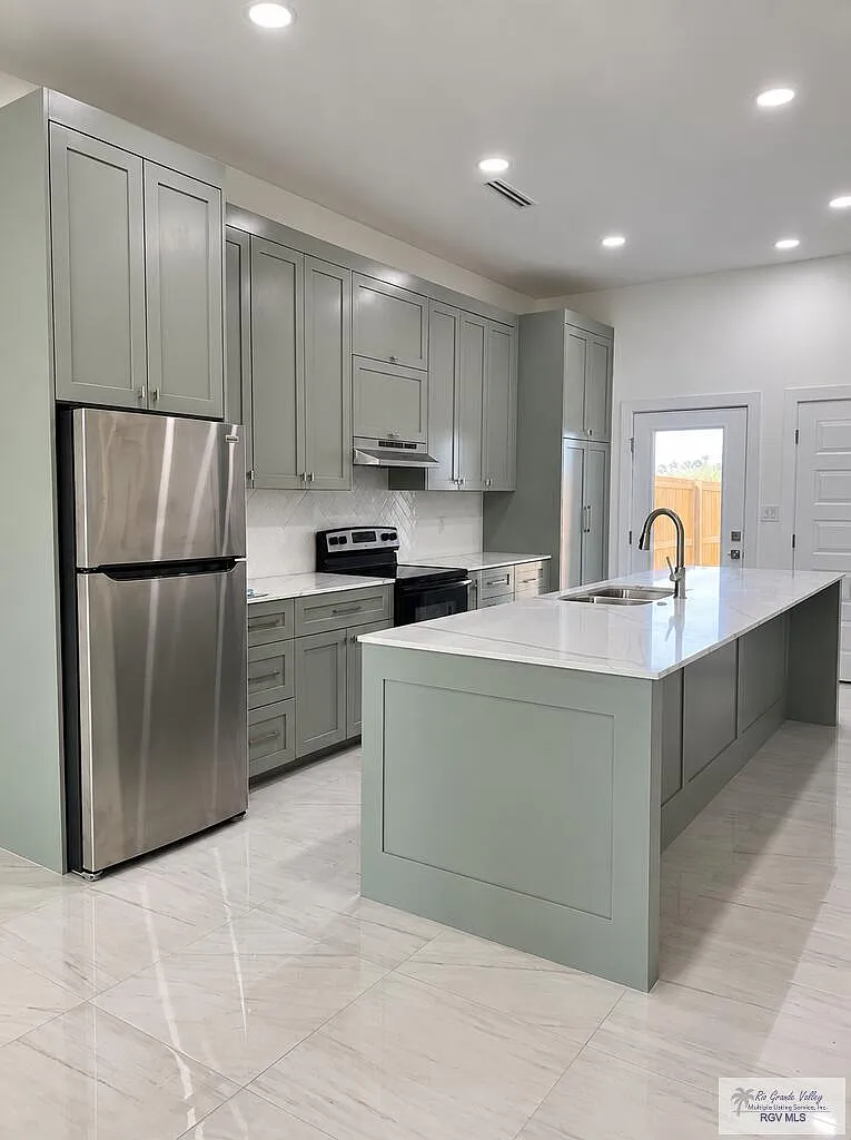 3 bed, 2.0 bath, 1200 sqft, $1,900 — Photo 4