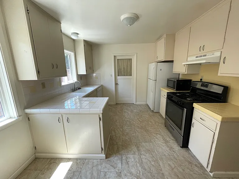 1120 Harrison St — Photo 2