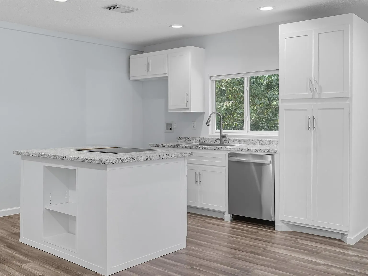 4 bed, 2.0 bath, 1516 sqft, $2,100 — Photo 4