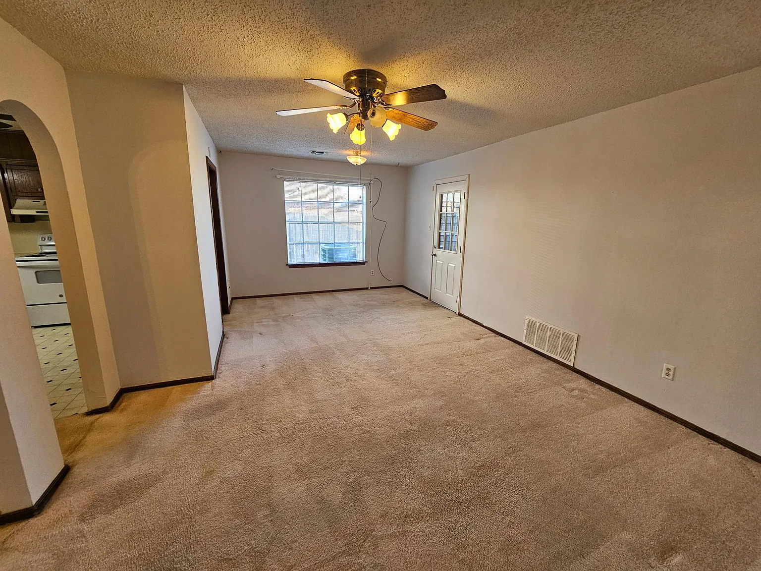 3 bed, 1600 sqft, $1,300 — Photo 4