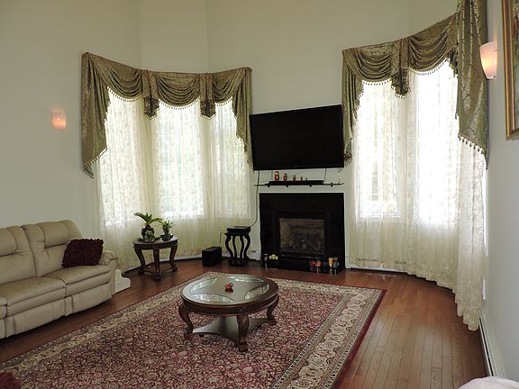 3rd image of 15 Deer Cross Ln