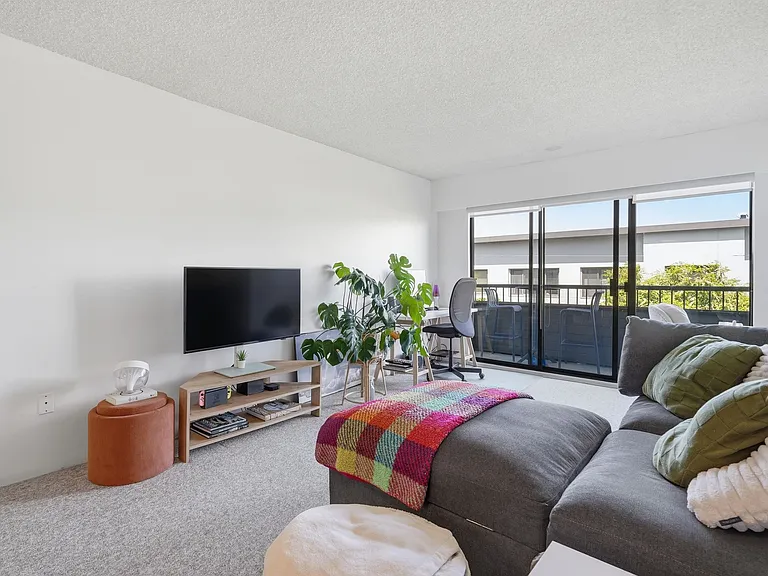 2475 York Ave #305 — Photo 2