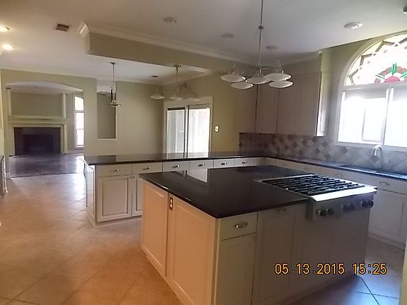 kitchen has gas cooking