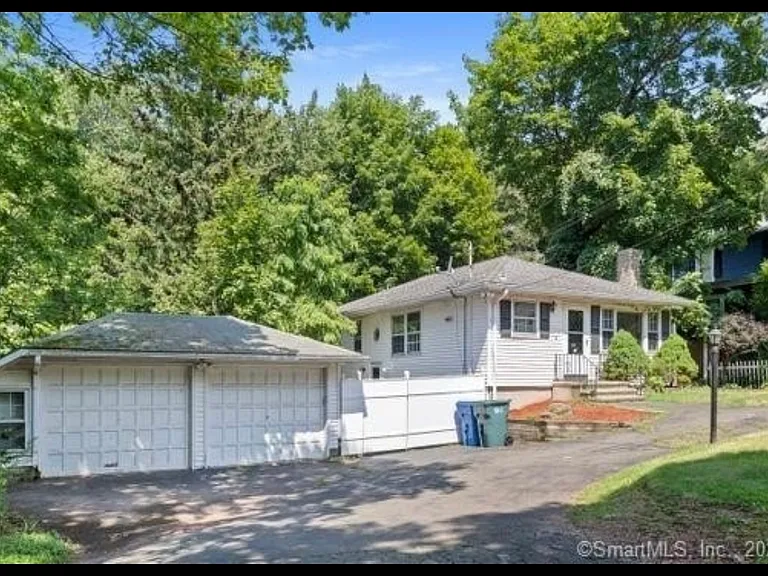 126 Linden Ave — Photo 2