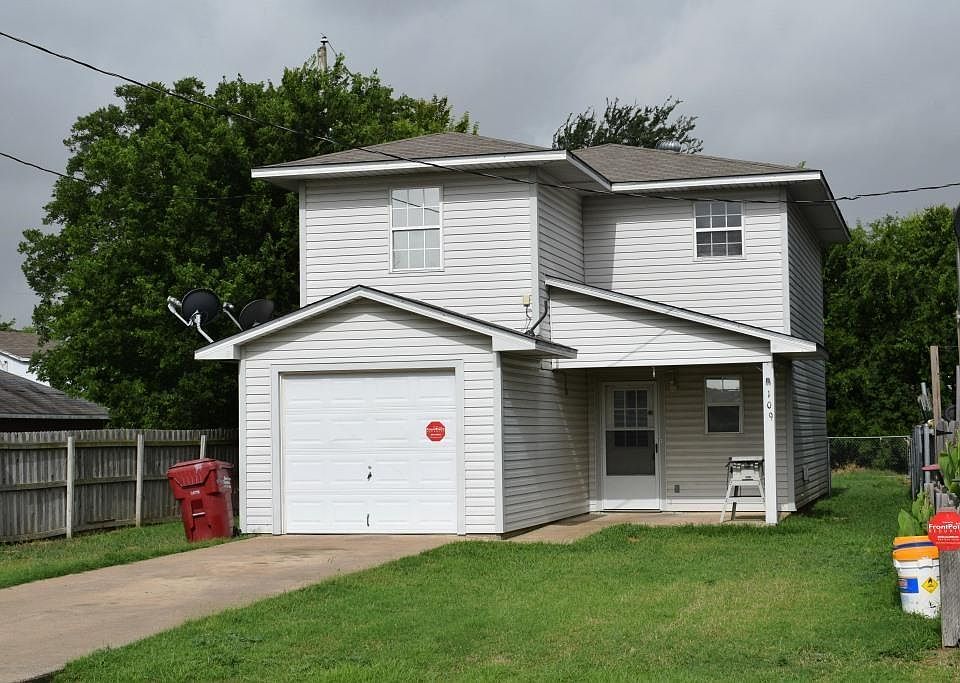 1st image of 109 S Pecan St