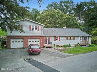 1520 Mountain View Dr, Dallas, PA 18612