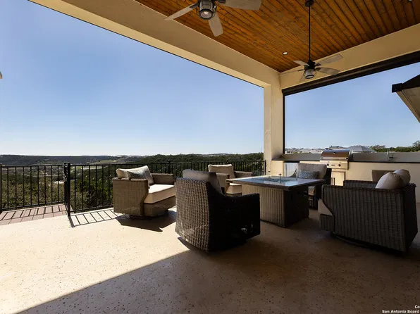 27 MARIPOSA PKWY E, Boerne, TX 78006