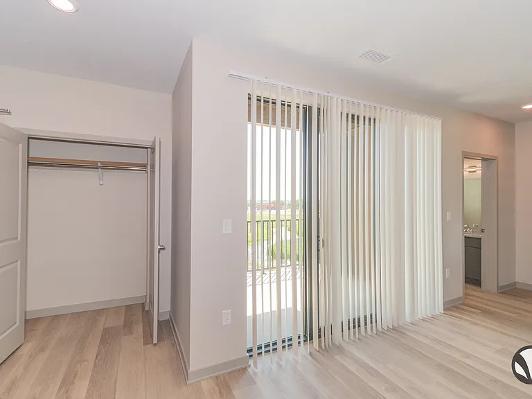 Chateau at Yankee Hill Apartments — Photo 34