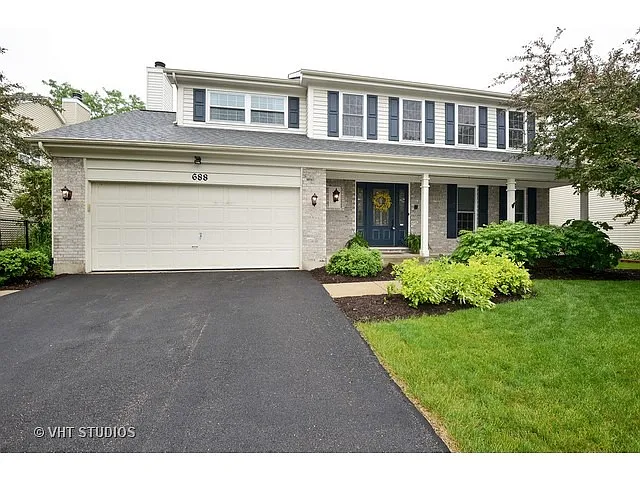 688 Warwick Dr photo 1