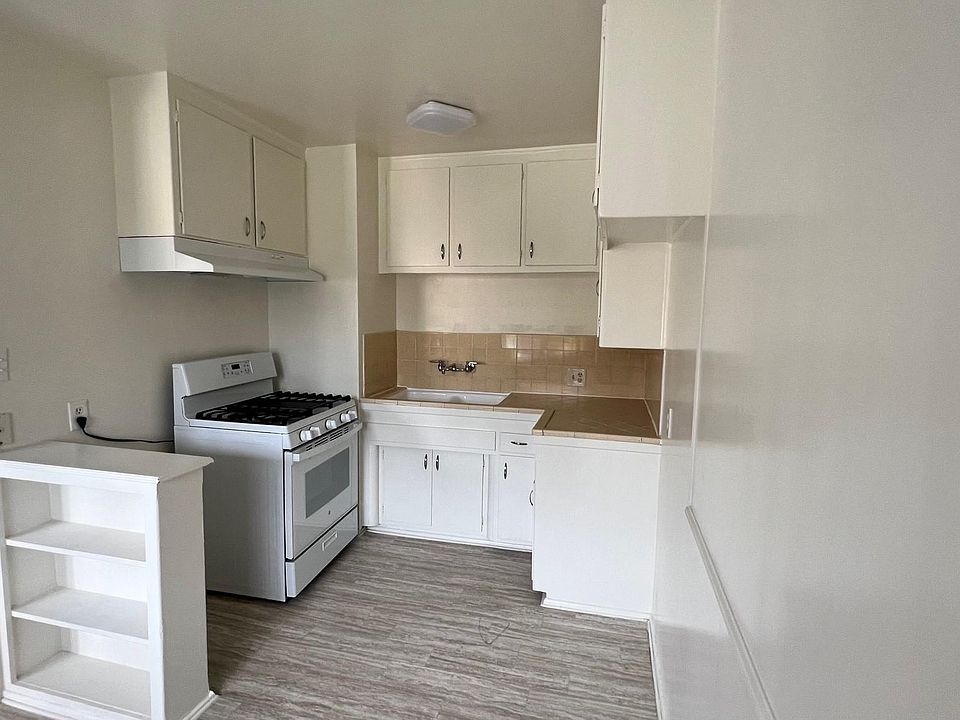 1st image of 6126 Woodman Ave #6