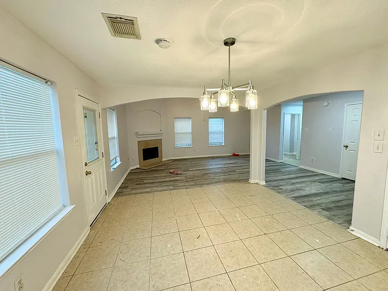 1910 Plum Falls Ln — Photo 11