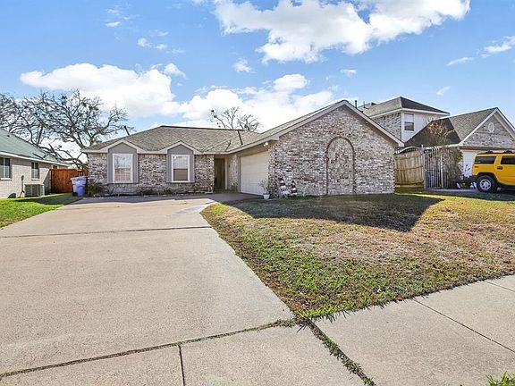 2nd image of 2700 Larkspur Ln