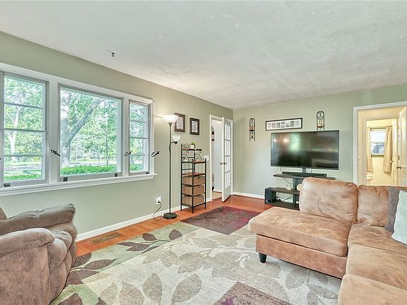 5th image of 606 Bay Rd