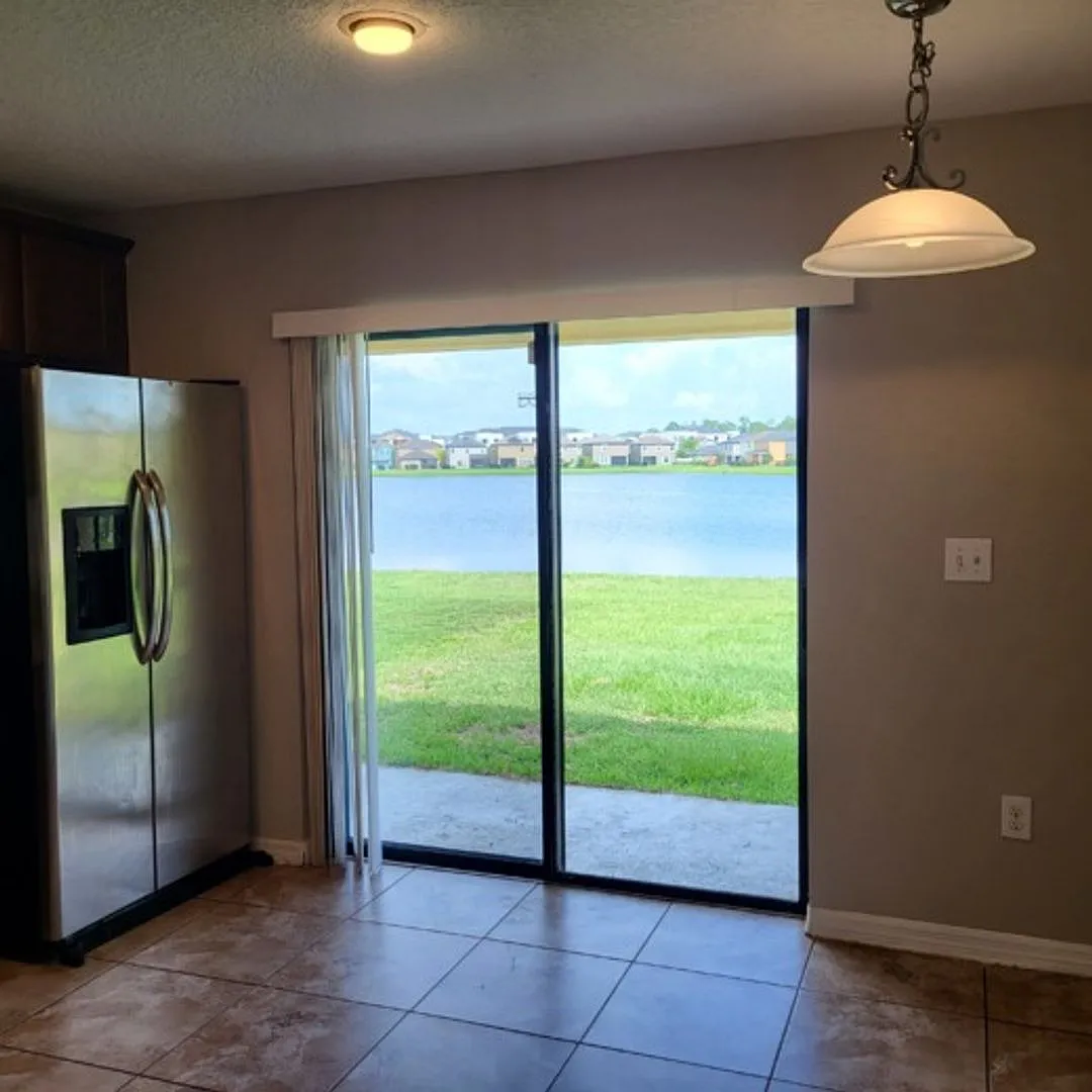 Beautiful 3 bedroom/2bath/2 car garage with oversized backyard on a beautiful pond with lots of c... — Photo 4