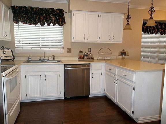 Large Bright Kitchen * Updated Dishwasher and Stove