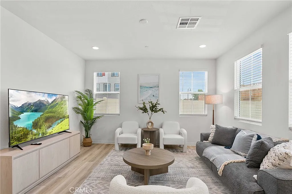 5 bed, 2095 sqft, $6,300 — Photo 1