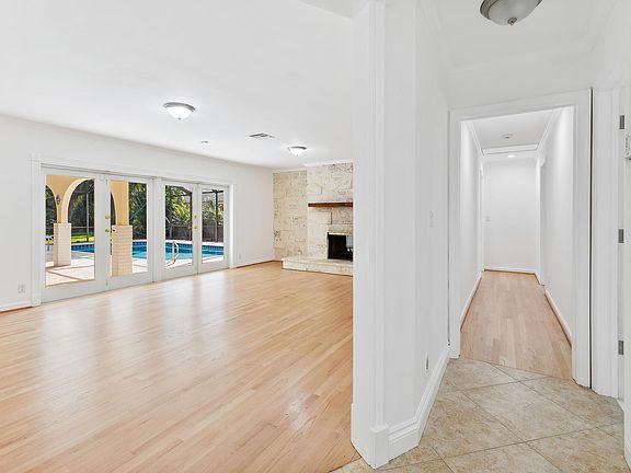 5th image of 610 NW 9th Ct