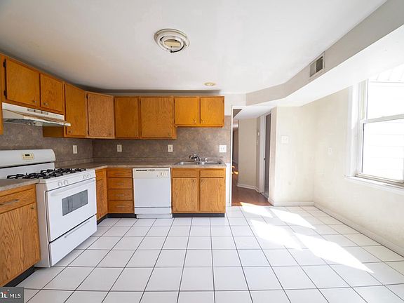 4th image of 824 S 12th St #2