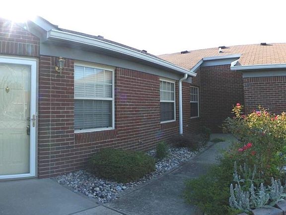 3rd image of 122 Andrews Blvd
