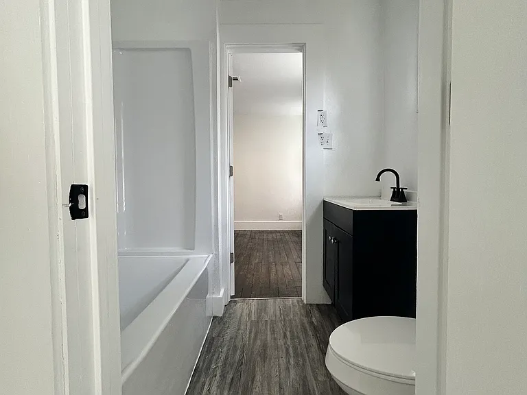 700 NE 6th St — Photo 9