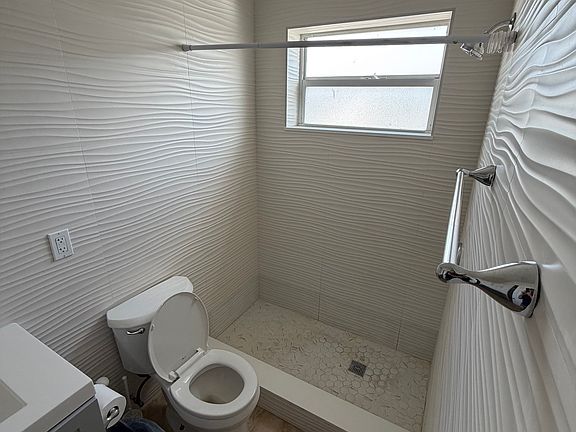 4th image of 713 NE 8th St APT 6