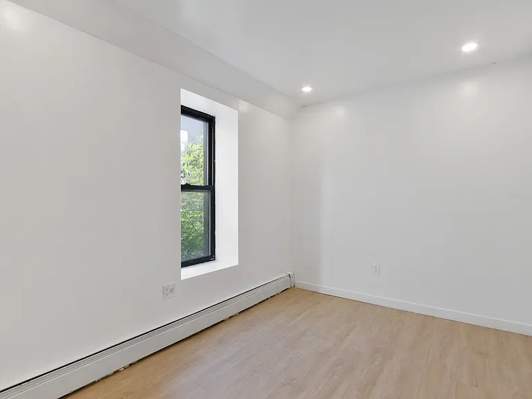 879 De Kalb Ave #18 — Photo 4