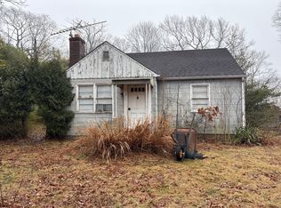 9 Campbell Ln, East Islip, NY 11730