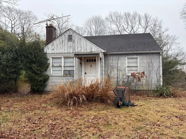 9 Campbell Ln, East Islip, NY 11730