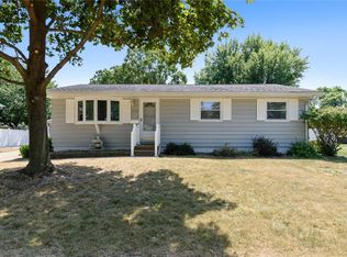 1033 Rainbow Blvd, Hiawatha, IA 52233