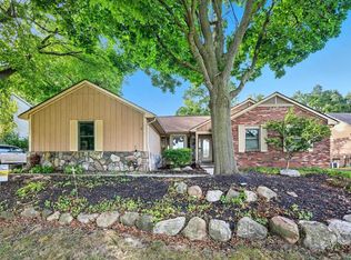 325 Lakes Edge Dr, Oxford, MI