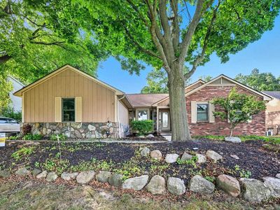 325 Lakes Edge Dr, Oxford, MI, 48371